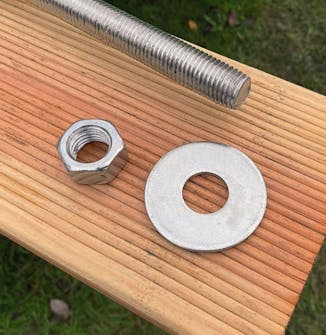 Isolert anneks: Bjelke i terrasse til isolert anneks holdes på plass Isolert anneks: Bjelke i terrasse til isolert anneks holdes på plass med gjengestang